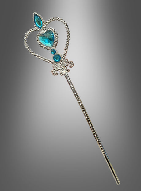 Ein „Zauberstab Eisprinzessin mit Schmucksteinen 32 cm“ mit herzförmigem Design, verziert mit blauen Edelsteinen und inspiriert von der Eleganz eines Elsa-Zauberstabs, ist vor einem grauen Hintergrund mit Farbverlauf abgebildet.