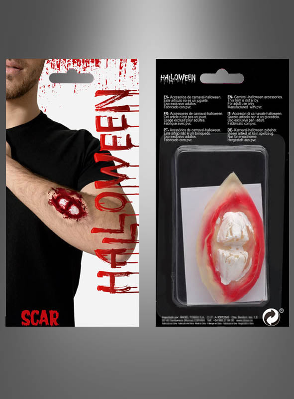 Ein verpacktes Halloween-Accessoire in Form einer offenen Knochenwunde mit einer grausigen künstlichen Narbe und freiliegenden Zähnen, dargestellt am Arm einer Person und in einer Plastikverpackung vor dunklem Hintergrund – perfekt, um dein Zombie-Kostüm zu vervollständigen oder deinem Look realistische Latexwundeneffekte zu verleihen.
