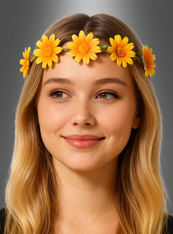 Eine Frau mit langen blonden Haaren trägt ein gelbes Sonnenblumen-Haarband im Stil eines bezaubernden Blumenkinder-Haarschmucks und lächelt sanft vor einem schlichten grauen Hintergrund.