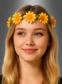 Eine Frau mit langen blonden Haaren trägt ein gelbes Sonnenblumen-Haarband im Stil eines bezaubernden Blumenkinder-Haarschmucks und lächelt sanft vor einem schlichten grauen Hintergrund.