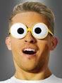 Eine Person mit hellem Haar trägt eine übergroße „Riesige Comic-Augen-Brille“ mit großen, runden, cartoonartigen Augen und hat einen überraschten Gesichtsausdruck mit offenem Mund, was einen echten Glotzaugen-Effekt erzeugt, der an ein Simpsons-Kostüm erinnert.