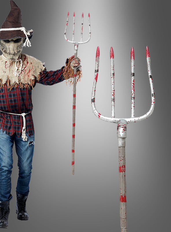 Eine Person in einem Vogelscheuchenkostüm hält die „Blutige Mistgabel 153 cm Halloween“ in der Hand, ein unverzichtbares Kostümzubehör; rechts ist eine Nahaufnahme der blutbefleckten Mistgabel vor einem grauen Farbverlaufshintergrund zu sehen.