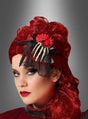 Eine Person mit leuchtend roten Haaren und auffälligem Make-up trägt die Halloween-Haarspange „Tag der Toten“ – eine schwarze Haarspange aus Spitze, verziert mit roten Blumen und einer Skeletthand, inspiriert vom Día de los Muertos – vor einem grauen Hintergrund mit Farbverlauf.
