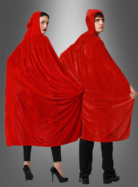 Zwei Personen stehen Rücken an Rücken und tragen den „Samtumhang mit Kapuze, rot, Teufel, 140 cm“; beide blicken über ihre Schultern. Die auffälligen roten Samtumhänge (Umhang rot) heben sich deutlich vom schlichten grauen Hintergrund ab, wodurch sich dieses Kostüm perfekt für ein unvergessliches Halloween-Kostüm eignet.