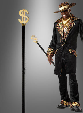 Ein Mann in einem schwarzen Anzug mit Leopardenmuster-Besatz und einem Hut hält das „Stab mit Dollarzeichen 68 cm“ in der Hand – ein unverzichtbares Zuhälter-Accessoire und Kostümzubehör mit einem goldenen Dollarzeichen an der Spitze –, während er vor einem grauen Hintergrund steht.