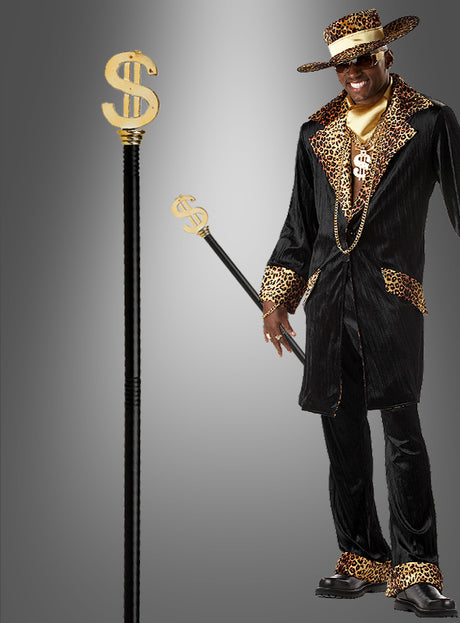 Ein Mann in einem schwarzen Anzug mit Leopardenmuster-Besatz und einem Hut hält das „Stab mit Dollarzeichen 68 cm“ in der Hand – ein unverzichtbares Zuhälter-Accessoire und Kostümzubehör mit einem goldenen Dollarzeichen an der Spitze –, während er vor einem grauen Hintergrund steht.