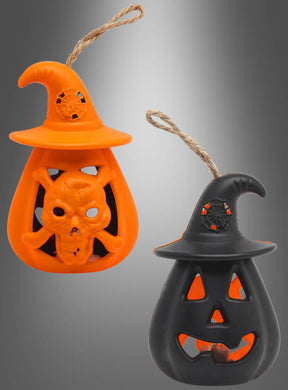 Verleihen Sie Ihrer Halloween-Partydekoration einen gruseligen Touch mit der „Halloween-Deko-Laterne mit Licht“ – einem Set aus zwei kürbisförmigen Hängeornamenten mit Hexenhüten: eines in Orange mit Totenkopfgesicht und eines in Schwarz mit Kürbiskopfgesicht, die jeweils an einer Schnur aufgehängt sind und für festliches Halloween-Flair sorgen.