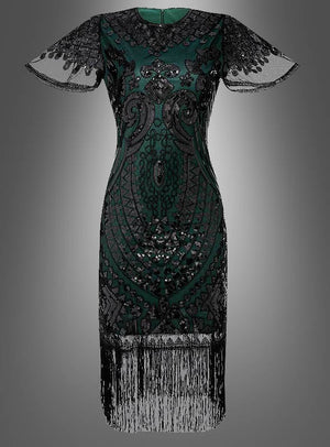 Das knielange, dunkelgrüne 20er-Jahre-Kleid „Grace“ mit kurzen Ärmeln und Pailletten besticht durch kurze Ärmel, schwarze Perlenverzierungen und aufwendige Vintage-Muster mit Fransen am Saum – ganz im Stil des Charleston-Glamours. Die Vintage-inspirierten Verzierungen, die an ein klassisches Paillettenkleid erinnern, kommen auf einem schlichten Hintergrund mit Farbverlauf besonders gut zur Geltung.