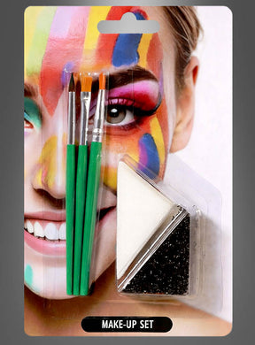 Die Verpackung des Schminkpinsel-Sets und der Schwämme zeigt drei Pinsel mit grünen Griffen, zwei dreieckige Make-up-Schwämme sowie im Hintergrund das strahlende Gesicht eines Models, das mit Aqua-Schminke-Farben geschminkt ist.