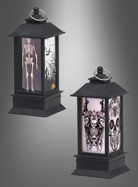 Zwei schwarze Halloween-Laternen (13 cm) mit Licht und Motiven zum Thema Halloween: Auf der einen ist ein Skelett zu sehen, das von Fledermäusen umgeben ist, während die andere einen Totenkopf mit filigranen Mustern sowie ein bedrohliches Skelett und Fledermäuse zeigt. Jede der 13 cm großen Halloween-Laternen mit Licht sorgt mit einem flackernden Kerzeneffekt für eine besonders gruselige Atmosphäre.