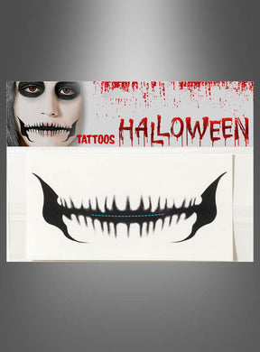 Ein temporäres Halloween-Tattoo mit einem großen, stilisierten Skelettmund mit zugenähten Lippen – das „Halloween-Tattoo mit zugenähtem Mund“ – als Teil eines Halloween-Make-up-Sets, dargestellt auf grauem Hintergrund.