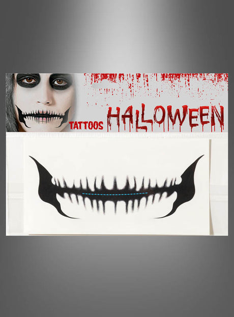 Ein temporäres Halloween-Tattoo mit einem großen, stilisierten Skelettmund mit zugenähten Lippen – das „Halloween-Tattoo mit zugenähtem Mund“ – als Teil eines Halloween-Make-up-Sets, dargestellt auf grauem Hintergrund.