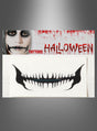 Ein temporäres Halloween-Tattoo mit einem großen, stilisierten Skelettmund mit zugenähten Lippen – das „Halloween-Tattoo mit zugenähtem Mund“ – als Teil eines Halloween-Make-up-Sets, dargestellt auf grauem Hintergrund.