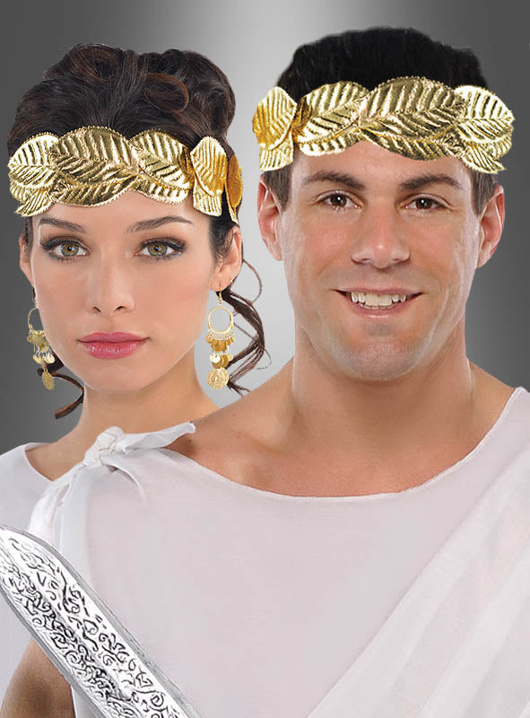 Eine Frau und ein Mann tragen weiße Römerkostüme und goldene Lorbeerkränze und stehen nebeneinander vor einem neutralen Hintergrund.