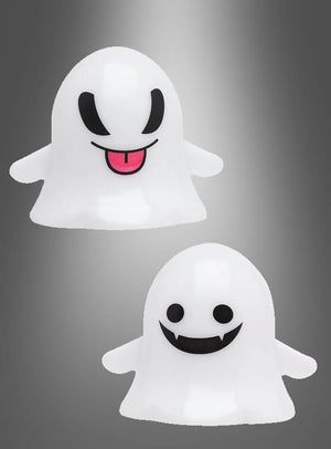 Zwei weiße „Leuchtende Mini-Geister-Deko 5,5 cm“-Geisterfiguren mit schwarzen Gesichtszügen verleihen Ihrer Halloween-Dekoration eine kinderfreundliche Note; eine zeigt einen verspielten Ausdruck mit herausgestreckter Zunge, während die andere ein breites Grinsen mit Reißzähnen hat. Sie eignen sich perfekt als leuchtende Mini-Geister-Akzente auf einem grauen Hintergrund mit Farbverlauf.