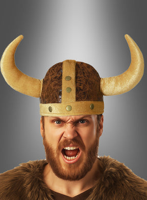 Eine bärtige Person trägt den „Wikinger Stoffhelm für Erwachsene“ – einen gehörnten Wikingerhelm aus Stoff – kombiniert mit Kunstfell, den Mund zum Schrei geöffnet, und steht vor einem schlichten Hintergrund mit Farbverlauf: das perfekte Kostüm-Accessoire für einen authentischen Wikinger-Look.