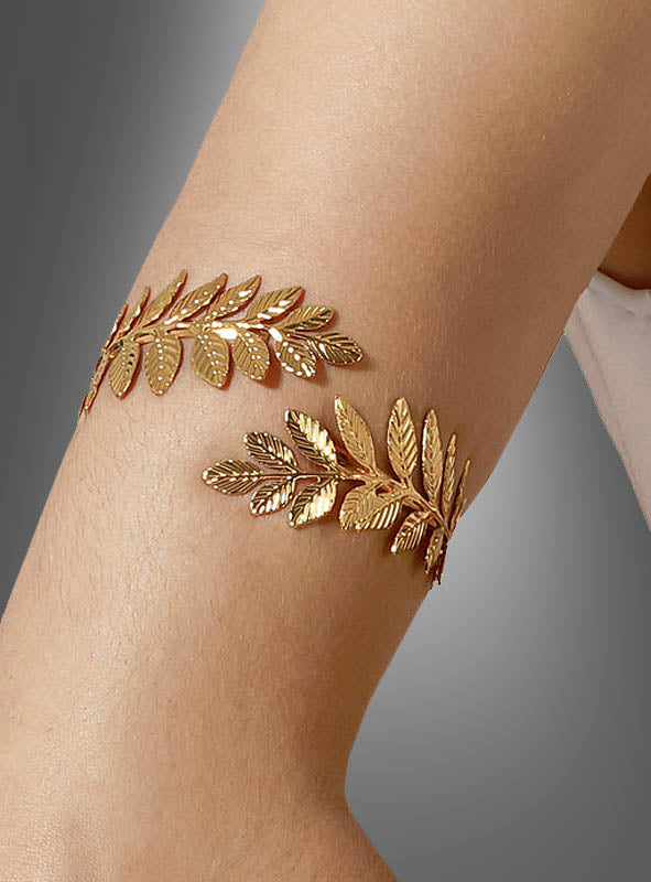 Die temporären Tattoos „Armschmuck Lorbeerkranz Metall gold“ sind auf der Seite eines Arms vor einem neutralen grauen Hintergrund abgebildet – damit sind sie der ideale goldene Armschmuck und das perfekte antike Kostüm-Accessoire für Ihre nächste Themenveranstaltung.