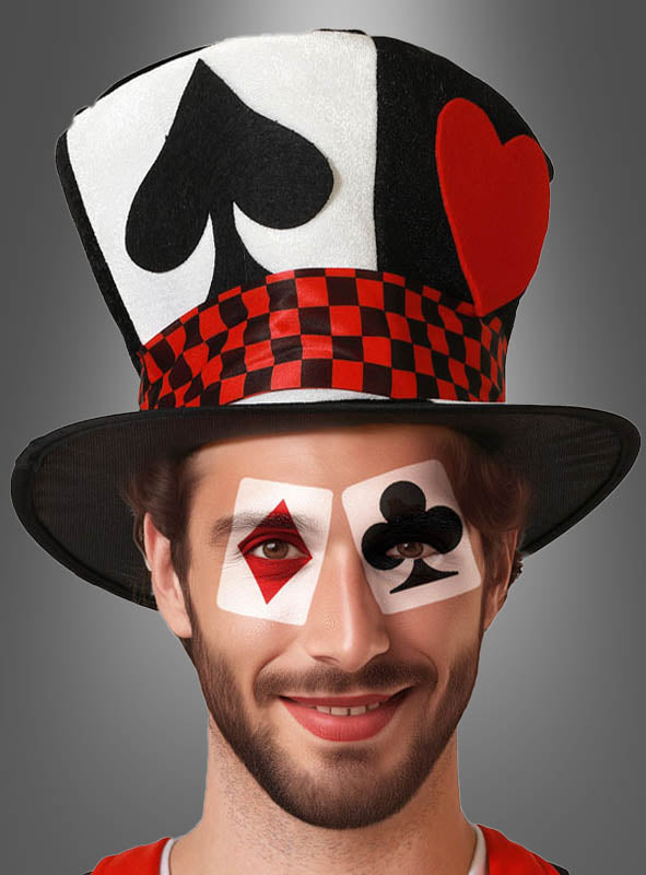 Ein Mann, der den „Spielkarten-Zylinder Casino“ trägt – einen hohen Hut, der mit Spielkartensymbolen verziert ist – und dessen Augen von Spielkartensymbolen verdeckt sind, lächelt in die Kamera und verleiht Ihrer Casino-Party eine unverkennbare „Alice im Wunderland“-Atmosphäre.
