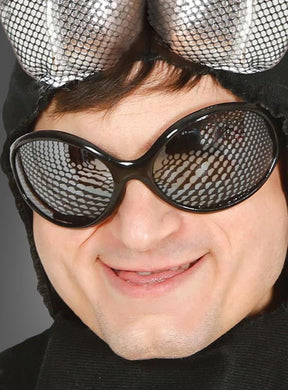 Eine Person lächelt in die Kamera und trägt ein schwarzes Kostüm, ergänzt durch die „Insektenaugen“-Brille – mit großen, netzartigen „Insektenaugen“ – sowie einen passenden Kopfschmuck. Damit ist dieses Kostüm die perfekte Wahl für den Fasching oder als einzigartiges Kostüm-Accessoire.