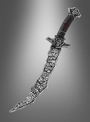 Gebogenes silbernes satanistisches Opferschwert mit Totenkopf, 56 cm, mit schwarzem Griff und zahlreichen Totenkopfmotiven entlang der Klinge vor einem grauen Hintergrund mit Farbverlauf – perfekt als Piratenmesser oder Halloween-Kostümzubehör, um deinen Look zu vervollständigen.