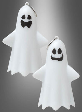Verleihen Sie Ihrer Halloween-Dekoration eine verspielte Note mit zwei „Kleinen Geistern“ (11 cm) mit Aufhänger und Licht – weiße, geisterförmige Schlüsselanhänger mit schwarzen Augen und Mündern, von denen einer lächelt und der andere überrascht aussieht. Diese leuchtenden Geister heben sich wunderschön von einem grauen Hintergrund mit Farbverlauf ab.
