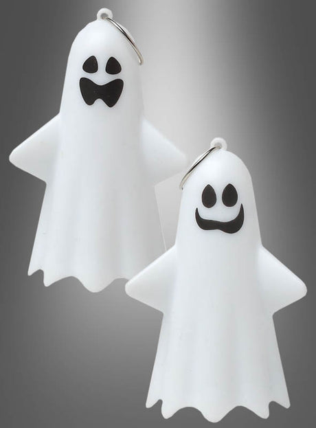 Verleihen Sie Ihrer Halloween-Dekoration eine verspielte Note mit zwei „Kleinen Geistern“ (11 cm) mit Aufhänger und Licht – weiße, geisterförmige Schlüsselanhänger mit schwarzen Augen und Mündern, von denen einer lächelt und der andere überrascht aussieht. Diese leuchtenden Geister heben sich wunderschön von einem grauen Hintergrund mit Farbverlauf ab.