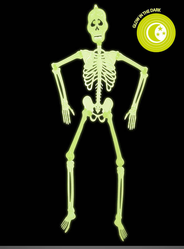 Leuchtendes Skelett, 90 cm, Halloween-Dekoration: Dieses leuchtend grüne Skelett, das die Hände in die Hüften gestützt hat, ist vor schwarzem Hintergrund zu sehen. Ein Abzeichen mit der Aufschrift „Glow in the Dark“, Halbmond und Sternen macht es zur perfekten Skelett-Dekoration oder Halloween-Dekoration für deine gruseligen Feiern.