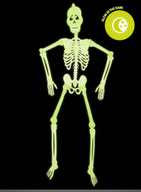 Leuchtendes Skelett, 90 cm, Halloween-Dekoration: Dieses leuchtend grüne Skelett, das die Hände in die Hüften gestützt hat, ist vor schwarzem Hintergrund zu sehen. Ein Abzeichen mit der Aufschrift „Glow in the Dark“, Halbmond und Sternen macht es zur perfekten Skelett-Dekoration oder Halloween-Dekoration für deine gruseligen Feiern.