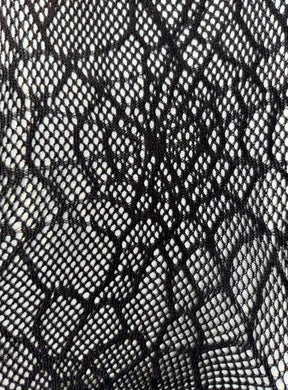 Nahaufnahme eines schwarzen Spitzenstoffs mit einem aufwendigen floralen und geometrischen Muster sowie feinen Netzdetails, inspiriert von der Netzstrumpfhose mit Spinnennetz-Muster – ideal, um jedem Halloween-Kostüm einen geheimnisvollen Touch zu verleihen oder als modische Hexenstrumpfhose zu tragen.
