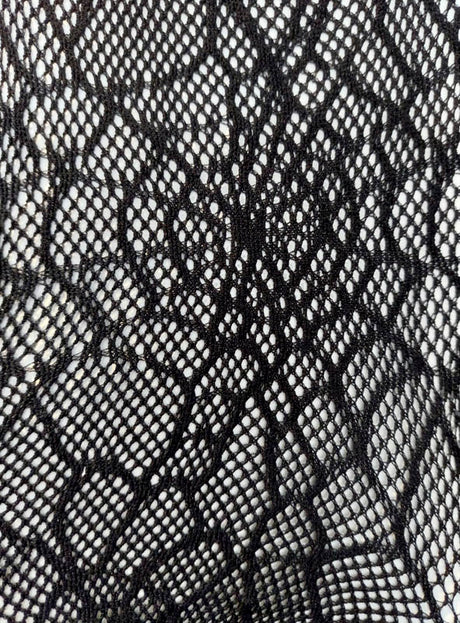 Nahaufnahme eines schwarzen Spitzenstoffs mit einem aufwendigen floralen und geometrischen Muster sowie feinen Netzdetails, inspiriert von der Netzstrumpfhose mit Spinnennetz-Muster – ideal, um jedem Halloween-Kostüm einen geheimnisvollen Touch zu verleihen oder als modische Hexenstrumpfhose zu tragen.