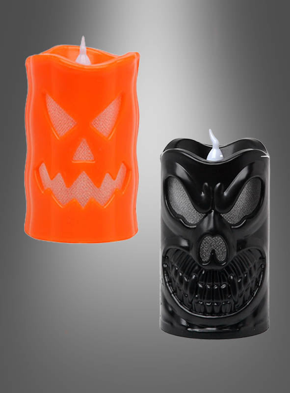 Zwei Halloween-LED-Kerzen (10 x 6 cm) mit gruseligen Motiven: Eine hat einen orangefarbenen Körper mit einem geschnitzten Kürbisgesicht, die andere ist schwarz und mit einem bedrohlichen Totenkopf verziert. Beide Kerzen leuchten und werden vor einem grauen Hintergrund mit Farbverlauf präsentiert. Diese Halloween-LED-Kerzen (10 x 6 cm) eignen sich perfekt als Halloween-Dekoration und verleihen jeder Umgebung eine unheimliche Note.