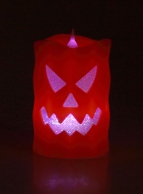 Die Halloween-LED-Kerze (10 x 6 cm) besticht durch ihr rotes Kürbislaternen-Design mit leuchtendem Gesicht und gezacktem Mund, das von innen beleuchtet wird und sich vor einem dunklen Hintergrund abhebt – perfekt als auffällige Halloween-Dekoration.