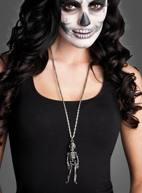 Eine Person mit Skelett-Gesichtsbemalung und einem schwarzen Tanktop, ergänzt durch die „Halskette Skelett silberfarben“ mit einem silbernen Skelett-Anhänger – perfekt als einzigartiger Halloween-Schmuck.