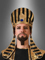 Eine Person, die den „Pharao Kopfschmuck schwarz-gold“ und ein dazu passendes Halsband trägt, mit aufgemaltem Eyeliner und einem künstlichen Ziegenbart, blickt nach vorne vor einem grauen Hintergrund mit Farbverlauf.