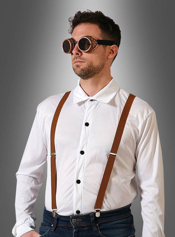 Ein Mann, der ein weißes Hemd und das Steampunk-Set „Brille und Hosenträger“ trägt, steht vor einem grauen Hintergrund mit Farbverlauf.
