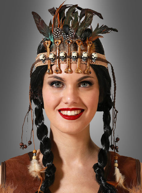 Vor einem grauen Hintergrund lächelt eine Frau mit geflochtenen Haaren und trägt dabei den auffälligen Kopfschmuck „Feder Haarschmuck mit Knochen“ – ein einzigartiges Accessoire zum Steinzeit-Kostüm, das mit Federn, Kunstknochen und Perlen verziert ist.