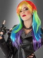 Mit der „Bunte Langhaarperücke Regenbogen“, einer schwarzen Lederjacke, einem Nieten-Choker und einem fingerlosen Handschuh mit Stacheln posiert diese Person selbstbewusst vor einem grauen Hintergrund – und verkörpert damit perfekt den mutigen Geist des Christopher Street Day.