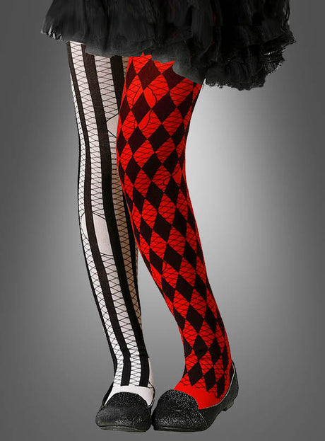 Person, die zwei nicht zueinander passende Strumpfhosen trägt: eine schwarz-weiß gestreifte mit Spinnennetz-Motiv, die andere die „Clown-Strumpfhose für Kinder“ mit rot-schwarzem Rautenmuster, kombiniert mit einem schwarzen Rock und schwarzen Schuhen – perfekt für ein verspieltes Kinderkostüm oder als Teil eines lustigen Clown-Strumpfhosen-Kinder-Outfits.