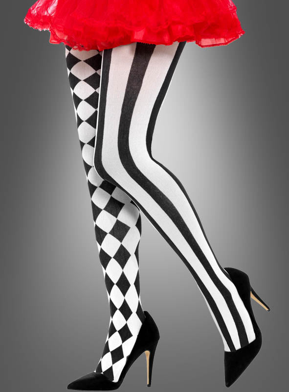 Ein Model präsentiert die „Harlekin Clown“-Strumpfhose – mit einem schwarz-weißen Muster, bei dem ein Bein gestreift und das andere kariert ist – in Kombination mit schwarzen High Heels und einem roten Rock vor einem grauen Hintergrund.
