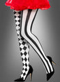 Ein Model präsentiert die „Harlekin Clown“-Strumpfhose – mit einem schwarz-weißen Muster, bei dem ein Bein gestreift und das andere kariert ist – in Kombination mit schwarzen High Heels und einem roten Rock vor einem grauen Hintergrund.