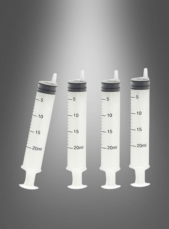 Vier leere 20-ml-Kunststoffspritzen aus dem Set „4 Spritzen für Kostüme 20 ml“ stehen aufrecht vor einem grauen Hintergrund mit Farbverlauf – ideal als Spritzen für Kostüme oder als Zubehör für Arztkostüme für Ihre nächste Mottoparty oder Halloween-Veranstaltung.
