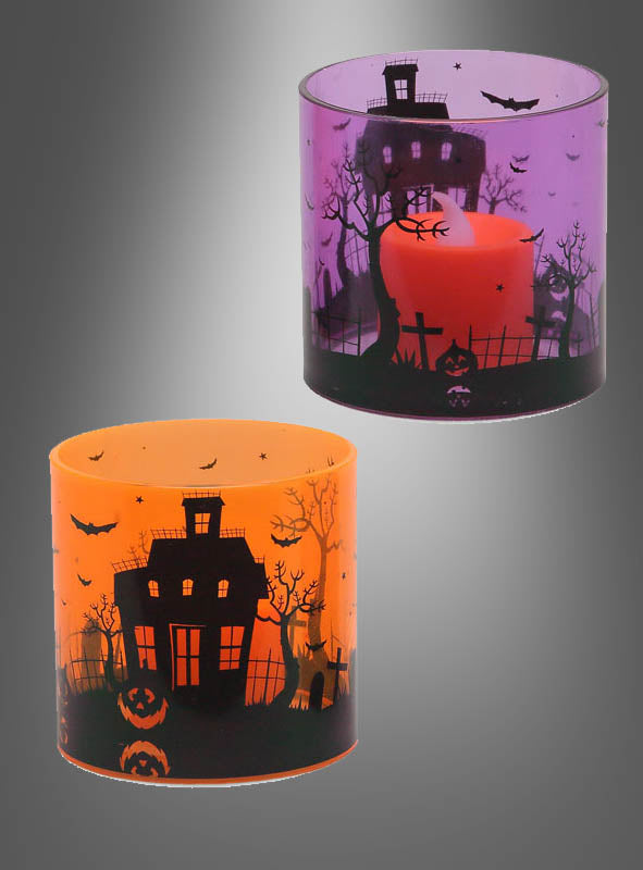 Zwei Kerzenhalter aus Glas, jeweils 7 cm hoch, eignen sich perfekt als Halloween-Dekoration: Der eine ist ein lilafarbenes „Windlicht Halloween mit Licht“ mit einem Spukhaus und einem Friedhof, der andere ein orangefarbenes „Windlicht Halloween mit Licht“, das mit Kürbissen und Fledermäusen verziert ist.