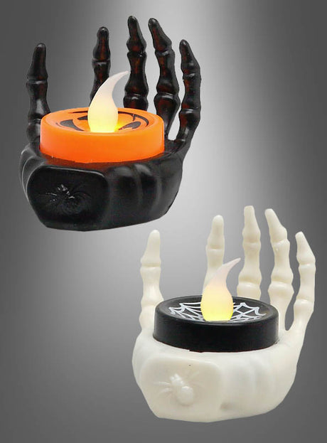 Ein Paar „Skeletthand“-Kerzenhalter (5 cm) mit Licht, die jeweils ein dekoratives LED-Teelicht aufnehmen – ein Set in Schwarz mit orangefarbenem Halter und das andere in Weiß mit schwarzem Halter –, beide verziert mit Spinnen- und Spinnennetzmotiven, was sie zur perfekten gruseligen und zugleich stilvollen Halloween-Dekoration macht.