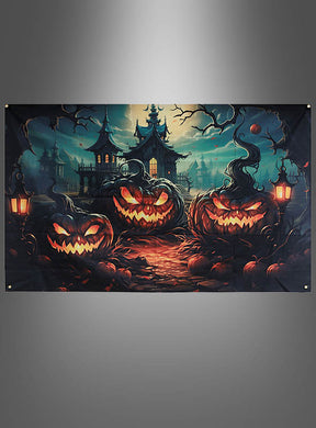 Drei große, leuchtende Kürbisse (Jack-o-Lanterns) stehen nachts auf einem Weg, der zu einem gruseligen Herrenhaus führt, mit knorrigen Bäumen und Laternen im Hintergrund – perfekt als Halloween-Wandbild „Kürbisse“ (110 cm x 180 cm) oder als Fotohintergrund für Ihre festlichen Feierlichkeiten.