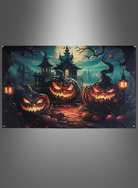 Drei große, leuchtende Kürbisse (Jack-o-Lanterns) stehen nachts auf einem Weg, der zu einem gruseligen Herrenhaus führt, mit knorrigen Bäumen und Laternen im Hintergrund – perfekt als Halloween-Wandbild „Kürbisse“ (110 cm x 180 cm) oder als Fotohintergrund für Ihre festlichen Feierlichkeiten.