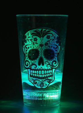 Der „Tag der Toten“-Becher mit LED (15 cm) ist ein Kunststoffbecher mit einem dekorativen Totenkopf-Motiv, der mit grünem und blauem Licht beleuchtet wird und in dem vor schwarzem Hintergrund Eiswürfel zu sehen sind – perfekt als Totenkopf-Leuchtglas oder als LED-Halloween-Dekoration.