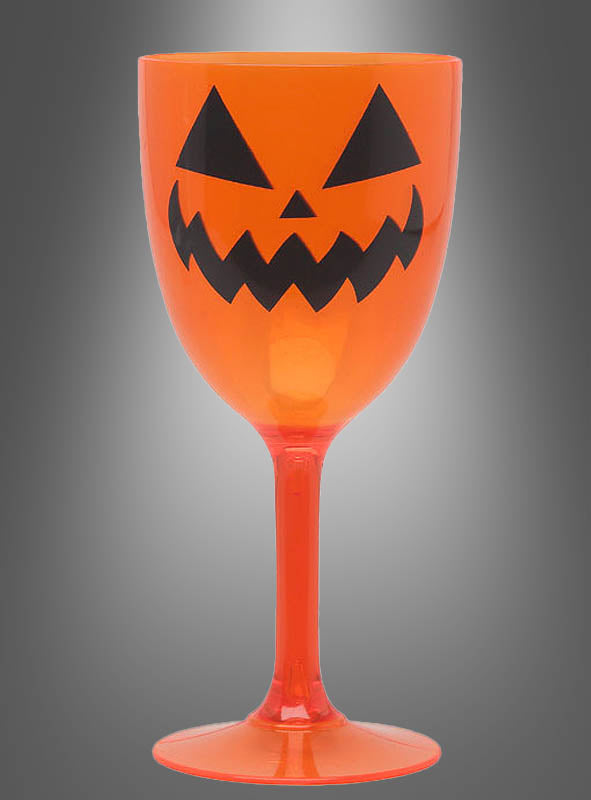 Trinkglas mit Kürbisgesicht, 19 cm, aus orangefarbenem Kunststoff mit schwarzem Jack-o-Lantern-Gesicht, fotografiert vor einem grauen Farbverlauf – das ideale Halloween-Weinglas und perfekt als Halloween-Tischdekoration für deine gruseligen Feiern.