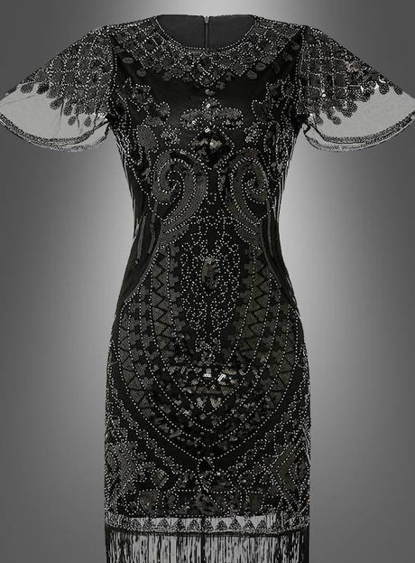 Das 20er-Jahre-Kleid „Grace“ mit kurzen Ärmeln und Pailletten ist ein schwarzes, kurzärmeliges Kleid mit aufwendiger Perlenstickerei, schimmernden Pailletten und einem auffälligen geometrischen Muster – das an die klassische Charleston-Party-Mode der 1920er Jahre erinnert – und sich elegant vor einem schlichten grauen Hintergrund abhebt.