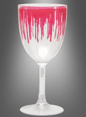 Das „Blutiges Weinglas Halloween 18 cm“ ist ein durchsichtiges Kunststoff-Weinglas, bei dem leuchtend rote Farbe vom Rand über den Kelch hinunterläuft und so eine blutige Optik erzeugt – ideal als gruseliges Trinkglas für Ihre Halloween-Party, hier abgebildet vor einem neutralen grauen Hintergrund.