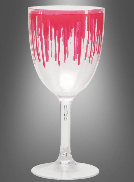Das „Blutiges Weinglas Halloween 18 cm“ ist ein durchsichtiges Kunststoff-Weinglas, bei dem leuchtend rote Farbe vom Rand über den Kelch hinunterläuft und so eine blutige Optik erzeugt – ideal als gruseliges Trinkglas für Ihre Halloween-Party, hier abgebildet vor einem neutralen grauen Hintergrund.